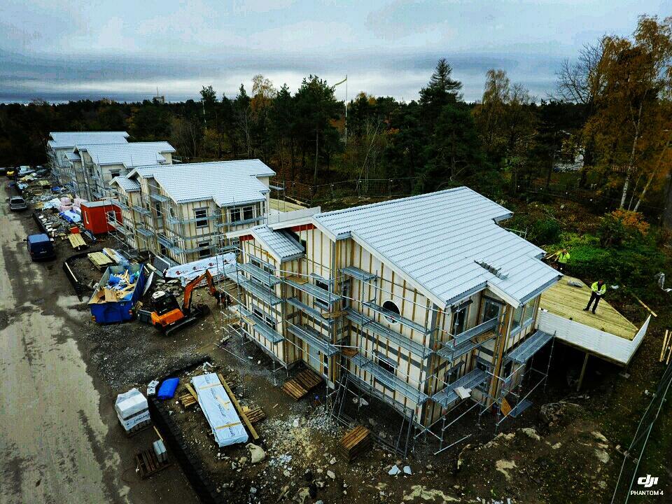 4 180sqm villas for Strängnäs soon finished! SIPS shells by Prefabriken! No trees harmed during the 10 weeks of production
